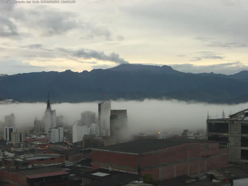 El volcán Nevado del Ruiz visto esta mañana de lunes desde el Observatorio Vulcanológico y Sismológico de Manizales, en Chipre. El volcán Nevado del Ruiz visto esta mañana de lunes desde el Observatorio Vulcanológico y Sismológico de Manizales, en Chipre.