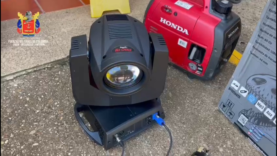 Este es uno de los reflectores que se utilizarán para la búsqueda de los niños. Imagen tomada de video proporcionado por las Fuerzas Militares. Este es uno de los reflectores que se utilizarán para la búsqueda de los niños. Imagen tomada de video proporcionado por las Fuerzas Militares.