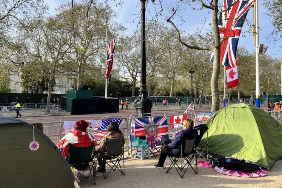 Ciudadanos británicos y turistas acampan desde principios de semana para tener el mejor lugar para ver la caravana del rey.