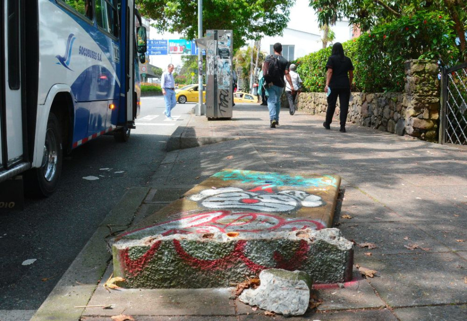 12 días lleva tirado en el suelo. Un ciudadano notó la caída del muro en el que estaban instalados los antiguos teléfonos públicos en la carrera 23 con calle 66 de la Avenida Santander, sector El Cable. El denunciante encontró guadua dentro de la estructura y según miembros de la Sociedad Caldense de Ingenieros y Arquitectos (SCIA) están obsoletos. 12 días lleva tirado en el suelo. Un ciudadano notó la caída del muro en el que estaban instalados los antiguos teléfonos públicos en la carrera 23 con calle 66 de la Avenida Santander, sector El Cable. El denunciante encontró guadua dentro de la estructura y según miembros de la Sociedad Caldense de Ingenieros y Arquitectos (SCIA) están obsoletos.