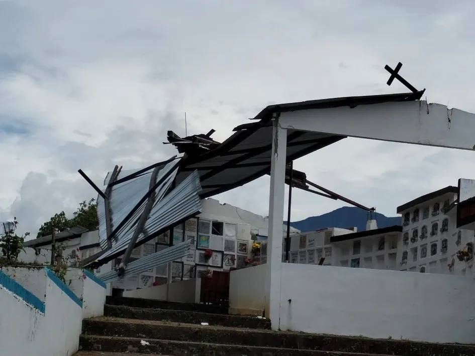 El vendaval de la noche del pasado miércoles derribó el techo de 30 casas, el cementerio, el depósito de basuras y la escuela del corregimiento Arboleda de Pensilvania (Caldas). Los organismos de socorro y la Alcaldía asistieron al sitio y coordinan ayudas para las 120 familias afectadas. El vendaval de la noche del pasado miércoles derribó el techo de 30 casas, el cementerio, el depósito de basuras y la escuela del corregimiento Arboleda de Pensilvania (Caldas). Los organismos de socorro y la Alcaldía asistieron al sitio y coordinan ayudas para las 120 familias afectadas.
