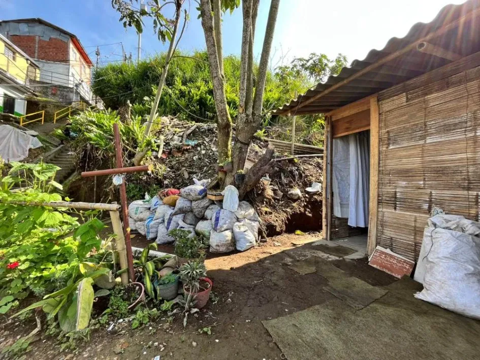 Hace dos años, Andrés Morales y su familia invadieron un predio de la Alcaldía en el barrio San Joaquín. Según el testimonio de los invasores, el desempleo y la condiciones económicas los llevaron a construir sus casas de bahareque y guadua en la ladera. Algunos vecinos los apoyan y otros denuncian la estancia ilegal. La Personería de Manizales realizará visita a la familia. Hace dos años, Andrés Morales y su familia invadieron un predio de la Alcaldía en el barrio San Joaquín. Según el testimonio de los invasores, el desempleo y la condiciones económicas los llevaron a construir sus casas de bahareque y guadua en la ladera. Algunos vecinos los apoyan y otros denuncian la estancia ilegal. La Personería de Manizales realizará visita a la familia.