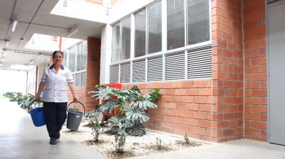 145 estudiantes de la sede principal del colegio Crisanto Luque, del corregimiento de Samaria (Filadelfia) estuvieron allí 45 días sin agua. Ayer, ante una tutela, ordenaron pasar a los alumnos a la sede principal. Marilyn Aristizábal Orozco, de servicios generales, debió cargar el líquido en baldes para el aseo de baños y otros espacios. 145 estudiantes de la sede principal del colegio Crisanto Luque, del corregimiento de Samaria (Filadelfia) estuvieron allí 45 días sin agua. Ayer, ante una tutela, ordenaron pasar a los alumnos a la sede principal. Marilyn Aristizábal Orozco, de servicios generales, debió cargar el líquido en baldes para el aseo de baños y otros espacios.