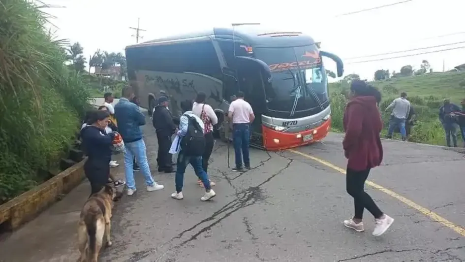 Así quedó el bus en la Troncal de Occidente este martes. Así quedó el bus en la Troncal de Occidente este martes.