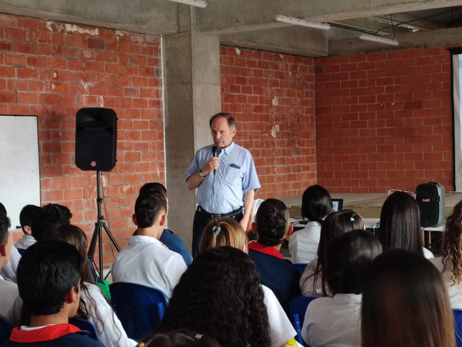 El docente Gonzalo Duque Escobar durante su presentación en la escuela Abraham Montoya. El docente Gonzalo Duque Escobar durante su presentación en la escuela Abraham Montoya.