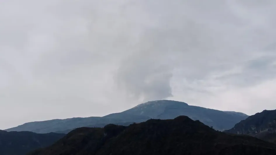 El volcán Nevado del Ruiz desde el sector del cruce de Brisas-Murillo, el 13 de mayo El volcán Nevado del Ruiz desde el sector del cruce de Brisas-Murillo, el 13 de mayo