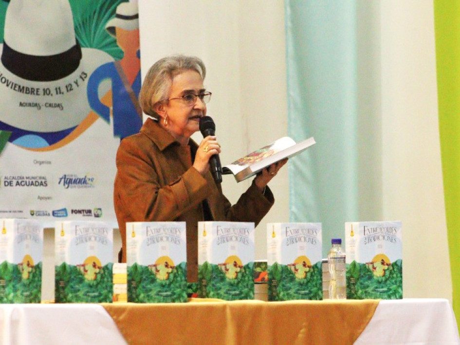 La escritora del libro, María Doralba Arias Orozco, en la presentación del libro. La escritora del libro, María Doralba Arias Orozco, en la presentación del libro.