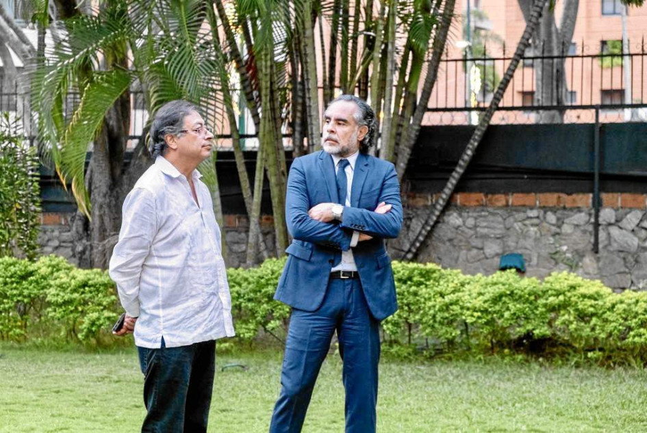 Armando Benedetti nunca ha tenido un comportamiento diplomático ni se ha caracterizado por la prudencia, pero en los audios revelados sobrepasó los límites y se refirió de forma violenta, grosera y ofensiva a Laura Sarabia e incluso al presidente, Gustavo Petro. Armando Benedetti nunca ha tenido un comportamiento diplomático ni se ha caracterizado por la prudencia, pero en los audios revelados sobrepasó los límites y se refirió de forma violenta, grosera y ofensiva a Laura Sarabia e incluso al presidente, Gustavo Petro.