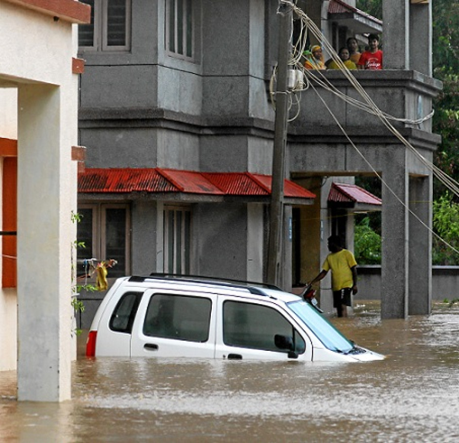 Fotot | EFE | LA PATRIA La gente mira un automóvil cercano sumergido en agua de inundación en una zona residencial después de que el ciclón Biparjoy azotara Mandvi, en el distrito de Kutch del estado occidental de Gujarat, India. Fotot | EFE | LA PATRIA La gente mira un automóvil cercano sumergido en agua de inundación en una zona residencial después de que el ciclón Biparjoy azotara Mandvi, en el distrito de Kutch del estado occidental de Gujarat, India.