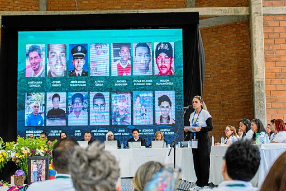 Foto | Cortesía de la JEP | LA PATRIA Víctimas del conflicto asistieron a la Audiencia de Reconocimiento de Verdad sobre el asesinato y desaparición forzada de 49 personas presentadas como "falsos positivos" en Dabeiba (Antioquia). Ocho exmilitares del Ejército colombiano admitieron este martes en una audiencia pública de la Jurisdicción Especial para la Paz (JEP) y ante víctimas del conflicto su participación en el asesinato y la desaparición forzada de 49 personas que fueron presentadas como "falsos positivos" en el Gobierno de Alvaro Uribe Vélez, entre el 2002 y el 2006, en el Dabeiba (Antioquia). Foto | Cortesía de la JEP | LA PATRIA Víctimas del conflicto asistieron a la Audiencia de Reconocimiento de Verdad sobre el asesinato y desaparición forzada de 49 personas presentadas como "falsos positivos" en Dabeiba (Antioquia). Ocho exmilitares del Ejército colombiano admitieron este martes en una audiencia pública de la Jurisdicción Especial para la Paz (JEP) y ante víctimas del conflicto su participación en el asesinato y la desaparición forzada de 49 personas que fueron presentadas como "falsos pos