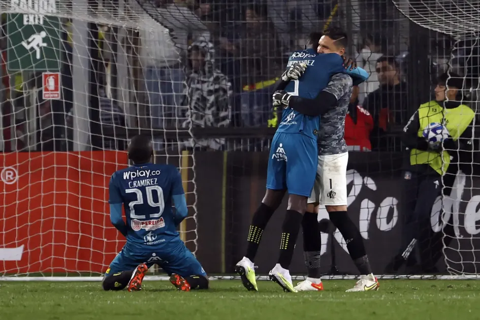 Jugadores del Deportivo Pereira celebran hoy la clasificación tras el partido de la Copa Libertadores ante el Colo Colo en el estadio Monumental en Santiago (Chile). Jugadores del Deportivo Pereira celebran hoy la clasificación tras el partido de la Copa Libertadores ante el Colo Colo en el estadio Monumental en Santiago (Chile).