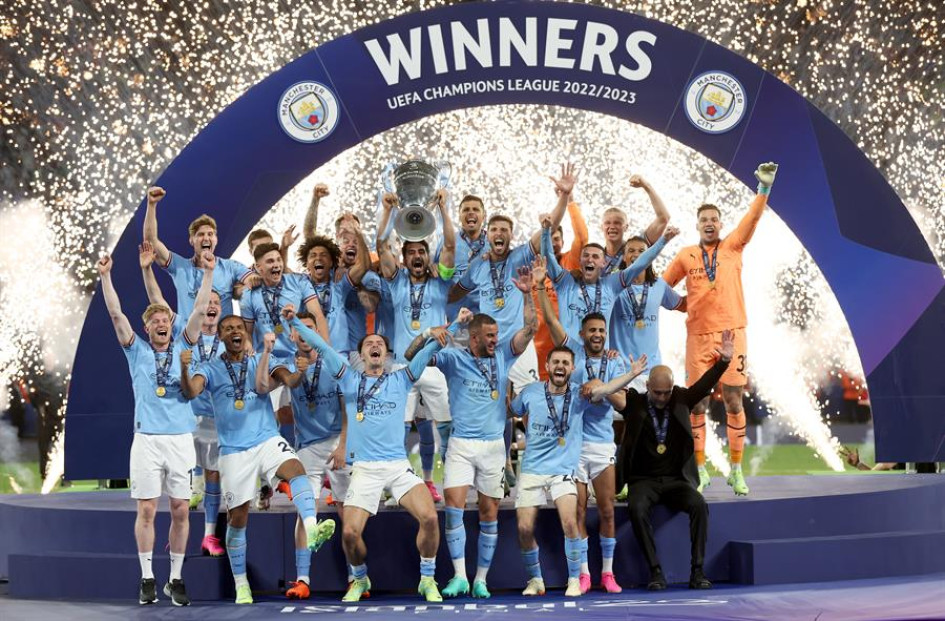 El alemán Ilkay Gundogan (centro) levanta la primera 'orejona' del Manchester City, en el que podría ser su último partido vistiendo los colores del cuadro inglés, pues aún no ha renovado su contrato. El alemán Ilkay Gundogan (centro) levanta la primera 'orejona' del Manchester City, en el que podría ser su último partido vistiendo los colores del cuadro inglés, pues aún no ha renovado su contrato.