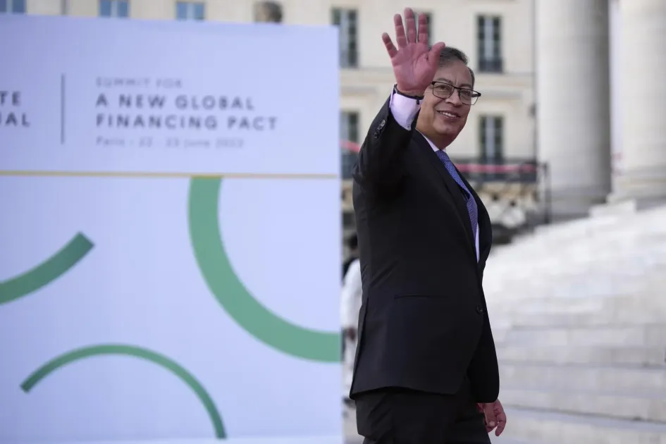 El presidente colombiano, Gustavo Petro, llega este viernes a la sesión de clausura de la Cumbre del Nuevo Pacto Financiero Global, París, Francia. El presidente colombiano, Gustavo Petro, llega este viernes a la sesión de clausura de la Cumbre del Nuevo Pacto Financiero Global, París, Francia.