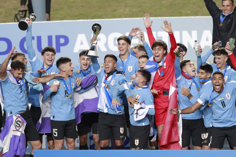 Jugadores de Uruguay celebran con el trofeo de campeones de la Copa Mundial de Fútbol sub-20 tras vencer a Italia hoy, en el estadio Diego Armando Maradona en La Plata (Argentina). Jugadores de Uruguay celebran con el trofeo de campeones de la Copa Mundial de Fútbol sub-20 tras vencer a Italia hoy, en el estadio Diego Armando Maradona en La Plata (Argentina).
