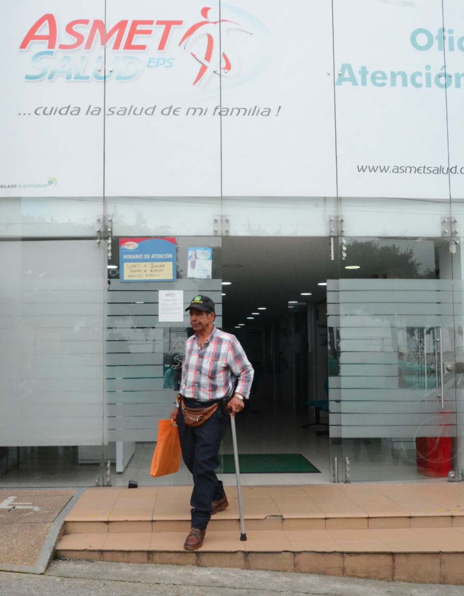 Roberto Sánchez salió ayer aburrido de la EPS, en la que le siguen negando los servicios. No le respondieron qué va a pasar con él y otros usuarios.