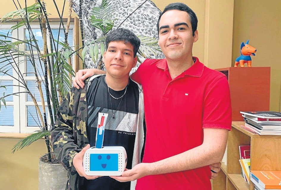 Jhoan Alexánder Torres (izquierda) y Juan José Muñoz, ambos de 18 años, sostuvieron a Toothy. Jhoan Alexánder Torres (izquierda) y Juan José Muñoz, ambos de 18 años, sostuvieron a Toothy.