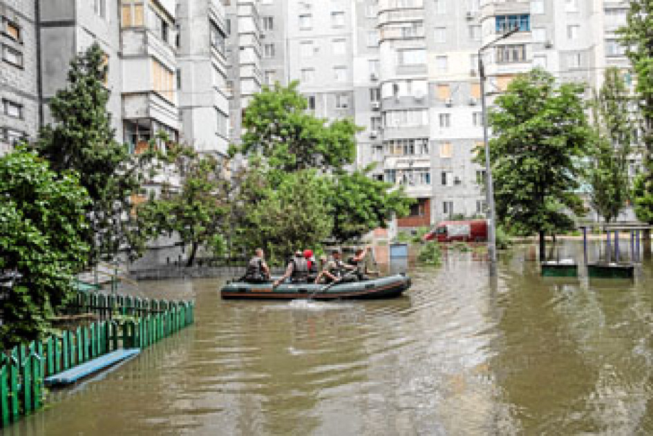 Fotos | EFE | LA PATRIA Los residentes usan un bote de goma para evacuar una zona inundada de Jersón (Ucrania) Fotos | EFE | LA PATRIA Los residentes usan un bote de goma para evacuar una zona inundada de Jersón (Ucrania)