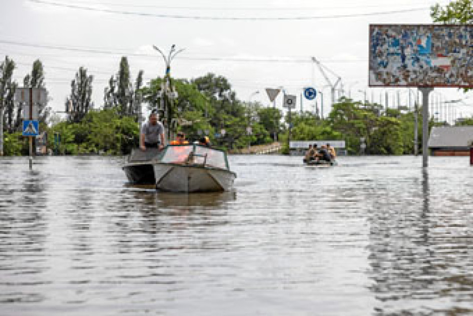 Foto | EFE | LA PATRIA Residentes y trabajadores de los servicios de rescate usan barcas para moverse en una zona inundada de Jersón, Ucrania. Foto | EFE | LA PATRIA Residentes y trabajadores de los servicios de rescate usan barcas para moverse en una zona inundada de Jersón, Ucrania.