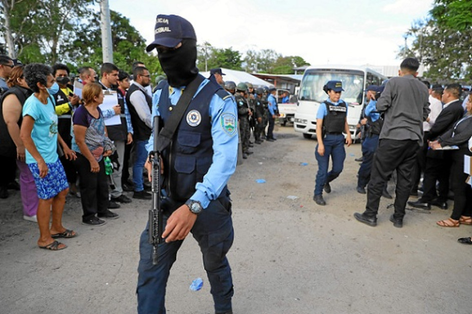 Familiares de las reclusas esperaban saber ayer la suerte de ellas. Familiares de las reclusas esperaban saber ayer la suerte de ellas.