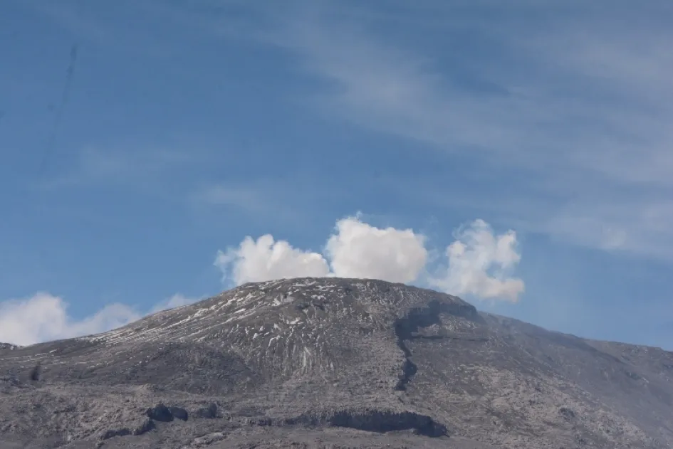 El nivel de actividad amarillo en el volcán Nevado del Ruiz indica un comportamiento inestable en el que se contemplan incrementos en la actividad sísmica y manifestaciones en superficie. El nivel de actividad amarillo en el volcán Nevado del Ruiz indica un comportamiento inestable en el que se contemplan incrementos en la actividad sísmica y manifestaciones en superficie.