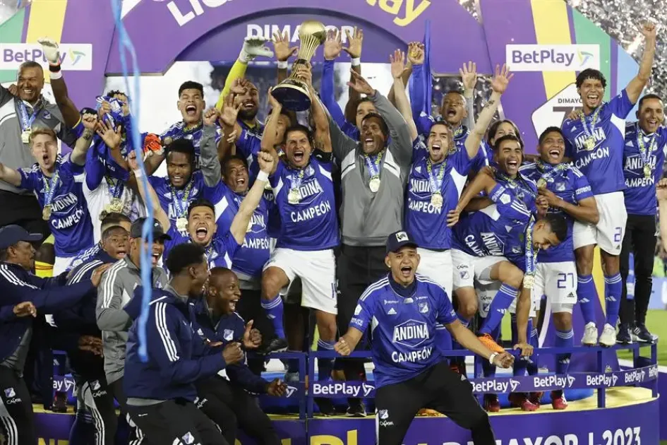 Jugadores de Millonarios celebran al ganar hoy la final de la Primera División del fútbol profesional colombiano ante Atlético Nacional en el estadio El Campín en Bogotá. Jugadores de Millonarios celebran al ganar hoy la final de la Primera División del fútbol profesional colombiano ante Atlético Nacional en el estadio El Campín en Bogotá.
