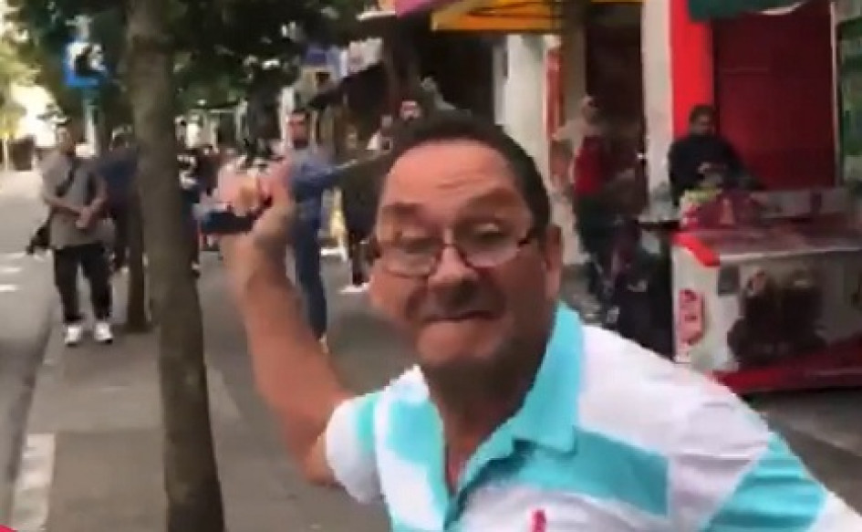 Este taxista se hizo viral la semana pasada en redes tras amenazar y agredir con un martillo a un transeúnte. Luego publicó un video pidiendo perdón y mostrando arrepentimiento.