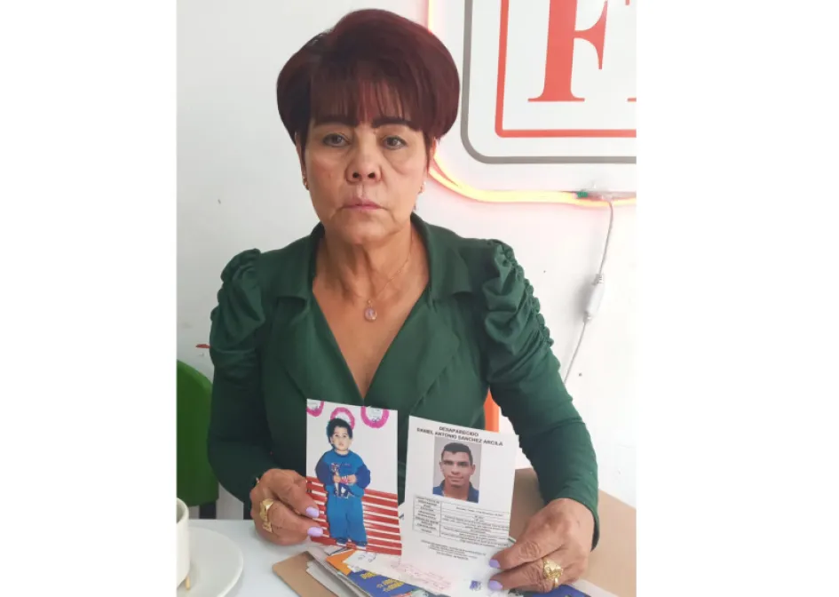 María Goretti Arcila Velásquez anda con la documentación que acredita todo lo que ha hecho para encontrar a su hijo. El hoy desaparecido, el día de la adopción, se llamaba Oswaldo Soto Franco. Ahora su nombre es Daniel Antonio Sánchez Ardila, de 28 años.