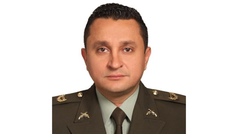 El teniente coronel Óscar Dávila estaba supuestamente involucrado en el caso de las interceptaciones ilegales a la niñera de Laura Sarabia, exjefe de Gabinete de Gustavo Petro, lo cual desató un escándalo dentro del Gobierno. El teniente coronel Óscar Dávila estaba supuestamente involucrado en el caso de las interceptaciones ilegales a la niñera de Laura Sarabia, exjefe de Gabinete de Gustavo Petro, lo cual desató un escándalo dentro del Gobierno.