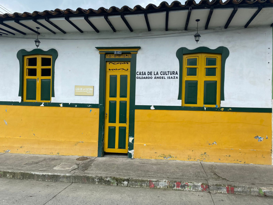 La Casa de la Cultura se ubica a dos calles del parque al frente de la Estación de Policía. La Casa de la Cultura se ubica a dos calles del parque al frente de la Estación de Policía.