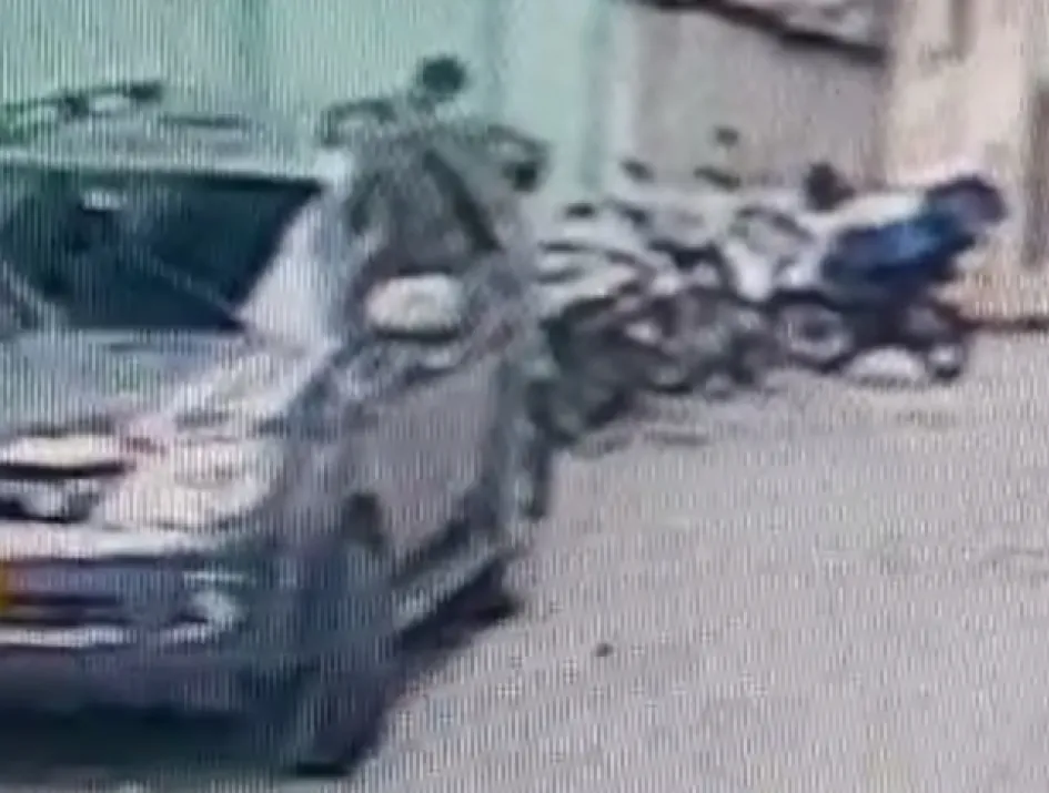 En el video se observa al hombre que se roba un caso en una calle de Pácora. En el video se observa al hombre que se roba un caso en una calle de Pácora.