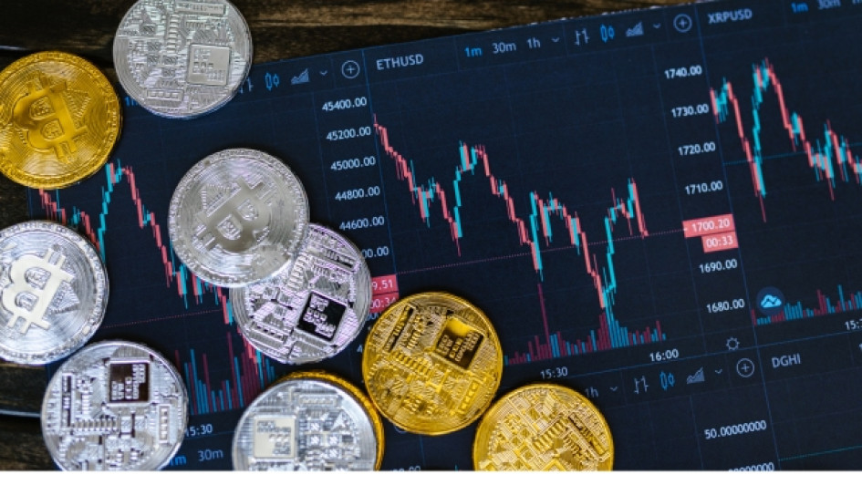 Como-invertir-en-criptomonedas-en-Colombia Criptomonedas con un gráfico de inversión detrás.