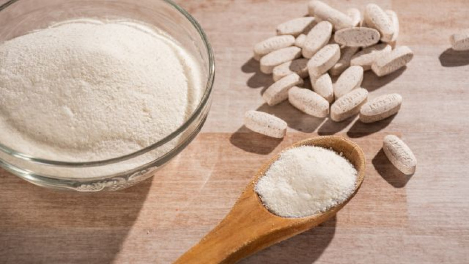 Cual-es-el-mejor-colageno-hidrolizado-de-Colombia Cuchara de palo con colágeno en polvo al lado de pastillas de colágeno y colágeno en polvo en un bowl.