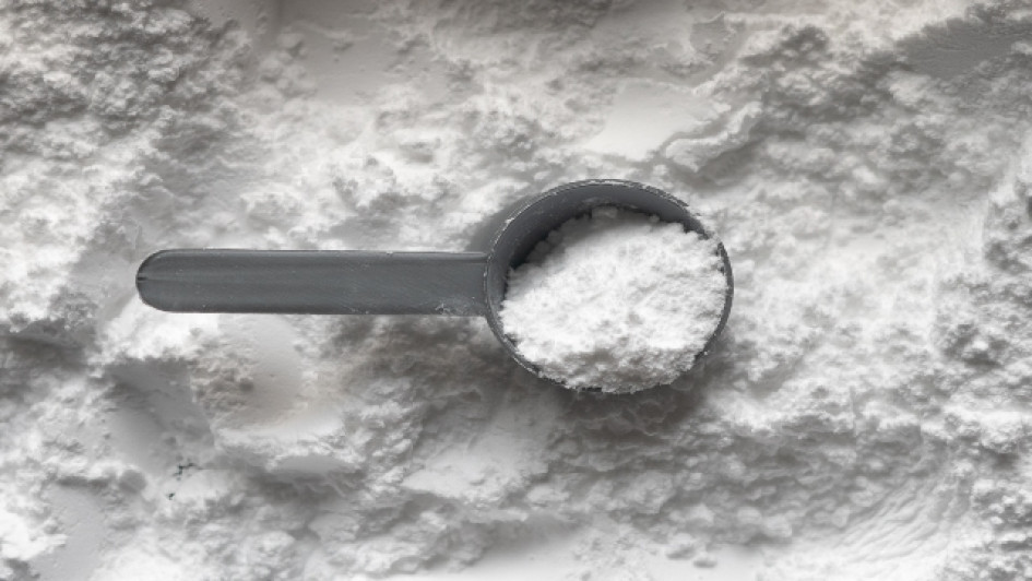 Cual-es-la-mejor-creatina Cuchara gris con polvo blanco dentro.