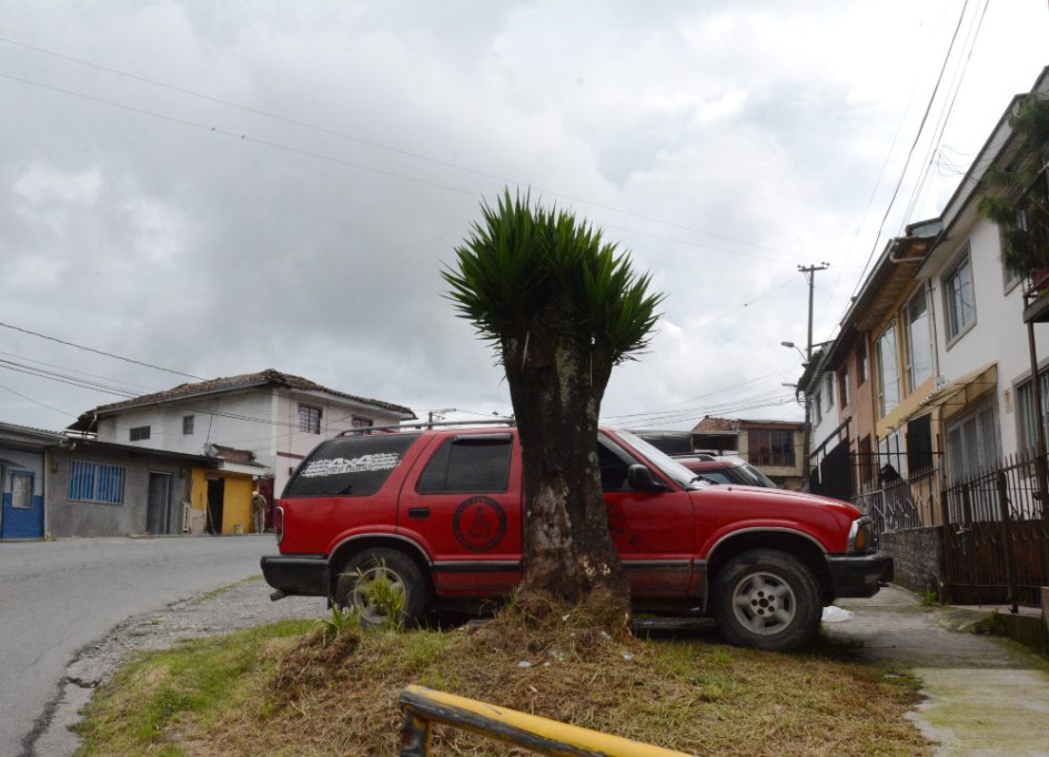 Algunos residentes del sector informan que hay vehículos mal parqueados diariamente en la curva y aseguran que en varias ocasiones se estacionan sobre el andén. Algunos residentes del sector informan que hay vehículos mal parqueados diariamente en la curva y aseguran que en varias ocasiones se estacionan sobre el andén.