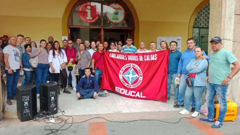 Dos plantones llevan los maestros para exigir el pago del retroactivo a docentes de Caldas. Ambas protestas las efectuaron en la Plaza de Bolívar de Manizales, frente a la Secretaría de Educación departamental. Dos plantones llevan los maestros para exigir el pago del retroactivo a docentes de Caldas. Ambas protestas las efectuaron en la Plaza de Bolívar de Manizales, frente a la Secretaría de Educación departamental.