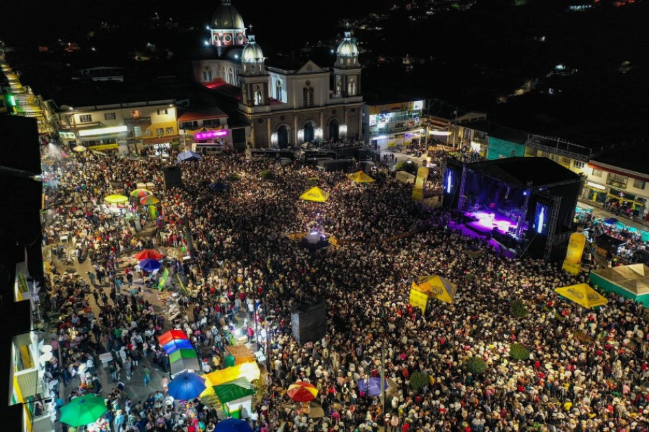 Así lució la Plaza de Bolívar de Manzanares anoche durante la presentación de Nelson Velásquez Así lució la Plaza de Bolívar de Manzanares anoche durante la presentación de Nelson Velásquez Así lució la Plaza de Bolívar de Manzanares anoche durante la presentación de Nelson Velásquez