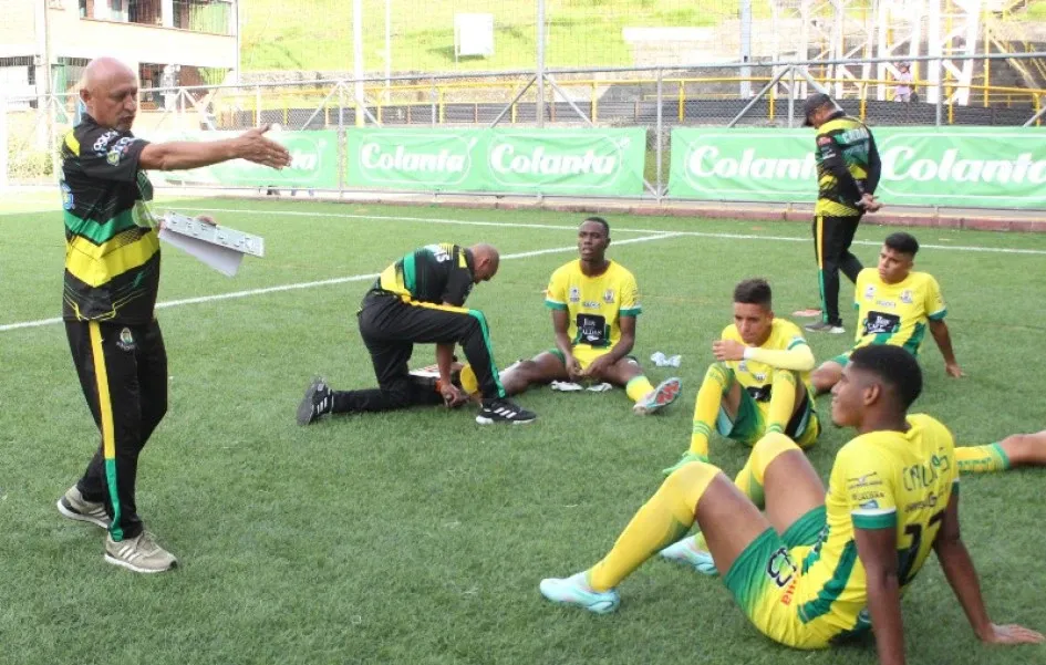 El técnico Joaquín Paco Castro, en charla táctica con los jugadores de la Selección Caldas Sub-19 de Fútbol. Fútbol caldense