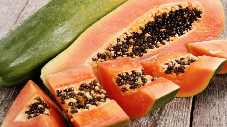 Los-perros-pueden-comer-papaya Papaya picada en una mesa.