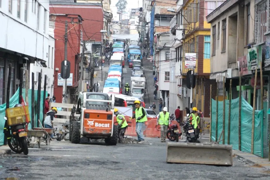 Los cierres se iniciaron desde el martes, generando mayor caos en la carrera 20 con calle 25, en la esquina del antiguo Inurbe, donde deben voltear busetas para retomar la carrera 19. Carrera 20 de Manizales