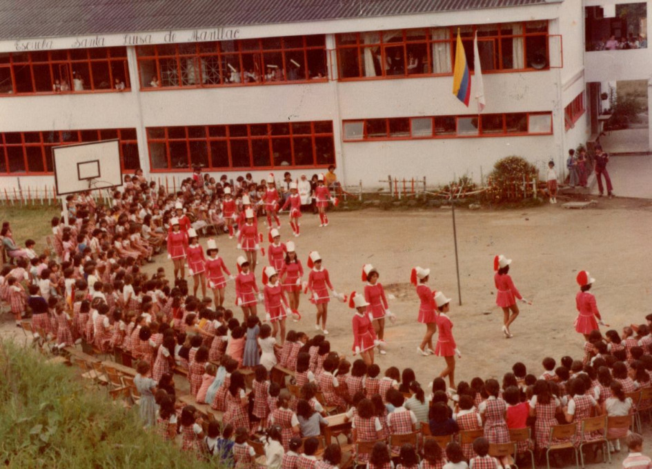 Estudiantes de la escuela Santa Luisa de Marillac en 1981 Estudiantes de la escuela Santa Luisa de Marillac en 1981