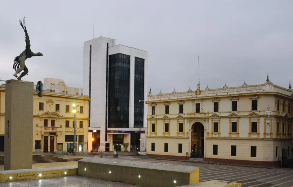 En la Gobernación de Caldas los cambios se vienen registrando desde mayo de este año. Plaza de Bolívar con la Gobernación de Caldas de fondo.