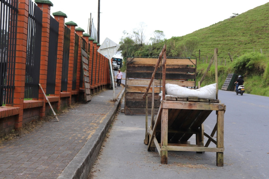 En este sector de la vía, aledaño al coliseo de Ferias y Exposiciones, se arman las pesebreras para albergar temporalmente los equinos que van a competir. Aunque en ocasiones anteriores este lugar se usaba como parqueadero, en este puente festivo los conductores tendrán que buscar otro lugar para dejar su carro o moto. En este sector de la vía, aledaño al coliseo de Ferias y Exposiciones, se arman las pesebreras para albergar temporalmente los equinos que van a competir. Aunque en ocasiones anteriores este lugar se usaba como parqueadero, en este puente festivo los conductores tendrán que buscar otro lugar para dejar su carro o moto.