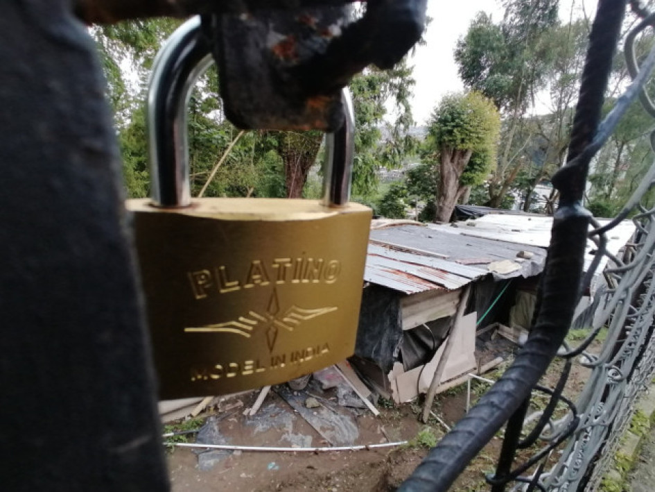 Denuncian la ocupación ilegal de una familia en predio del Municipio en el barrio San Fernando. Allí residen seis personas, cuentan con servicio de energía y pagan predial. Denuncian la ocupación ilegal de una familia en predio del Municipio en el barrio San Fernando. Allí residen seis personas, cuentan con servicio de energía y pagan predial.