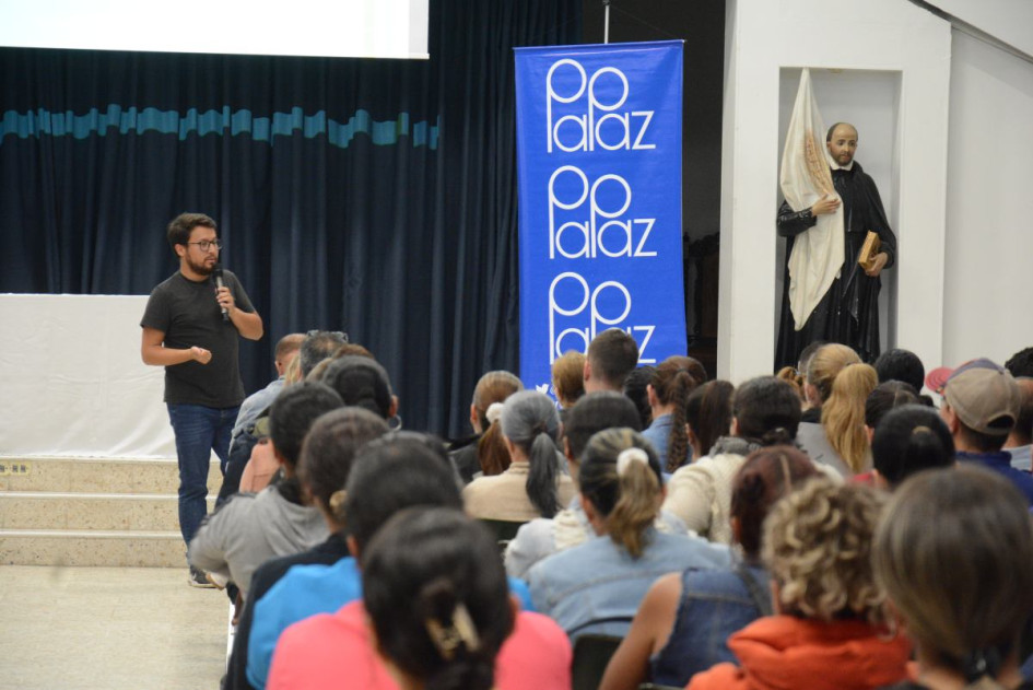 Omar David Suárez durante la conferencia sobre intimidación escolar, en la Institución Educativa San Luis Gonzaga. Omar David Suárez durante la conferencia sobre intimidación escolar, en la Institución Educativa San Luis Gonzaga.