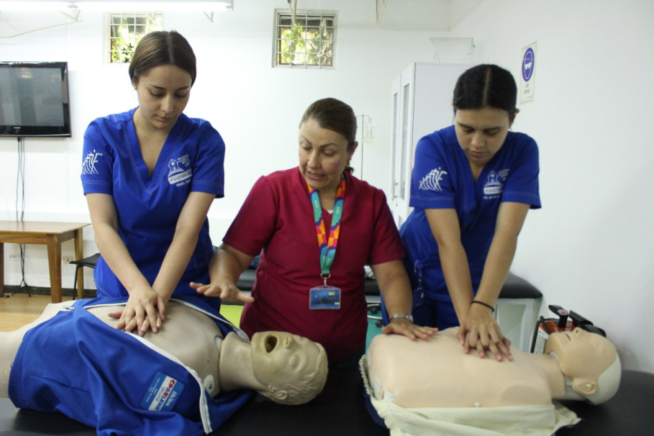 Alexandra López López, docente de Fisioterapia, imparte clases de reanimación a dos de sus estudiantes. Ellas hacen parte de uno de los 13 pregrados acreditados en alta calidad que tiene la Universidad Autónoma de Manizales. Alexandra López López, docente de Fisioterapia, imparte clases de reanimación a dos de sus estudiantes. Ellas hacen parte de uno de los 13 pregrados acreditados en alta calidad que tiene la Universidad Autónoma de Manizales.
