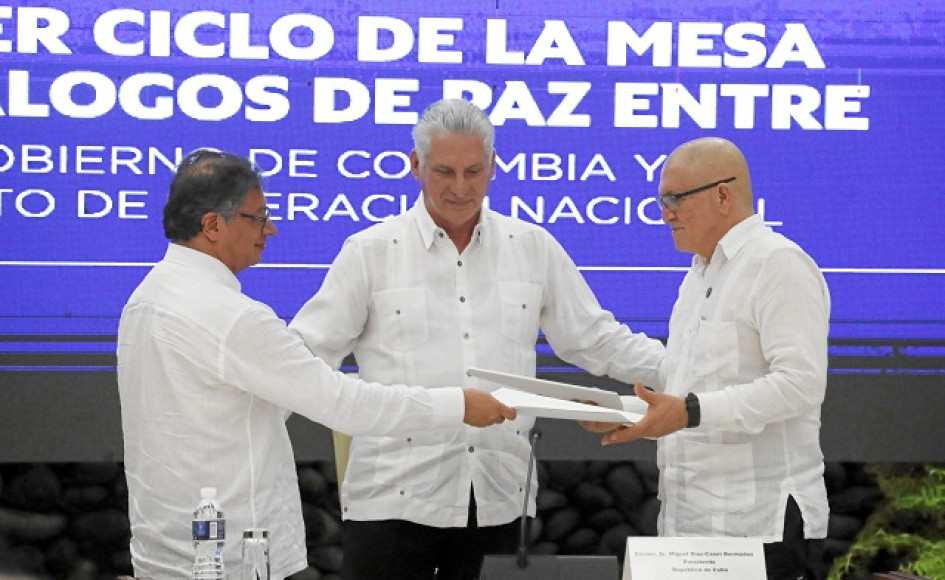 El presidente de Colombia, Gustavo Petro, entrega documentos al jefe máximo de la guerrilla del Eln, Antonio García, acompañados del presidente de Cuba, Miguel Díaz Canel, durante el cierre de la tercera ronda de conversaciones de paz. El presidente de Colombia, Gustavo Petro, entrega documentos al jefe máximo de la guerrilla del Eln, Antonio García, acompañados del presidente de Cuba, Miguel Díaz Canel, durante el cierre de la tercera ronda de conversaciones de paz.