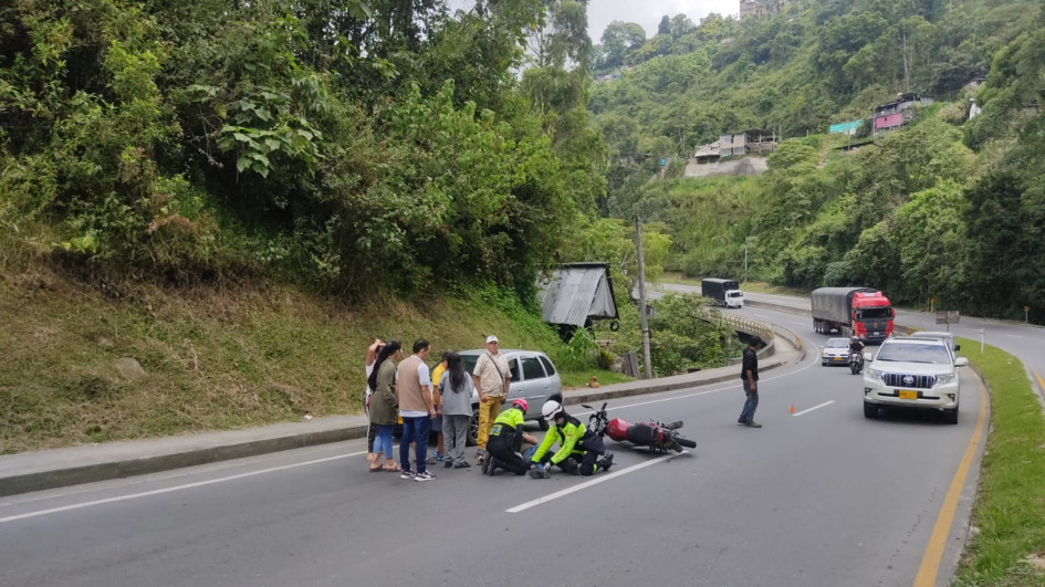 El conductor de la motocicleta sufrió fractura de tibia y peroné. El conductor de la motocicleta sufrió fractura de tibia y peroné.