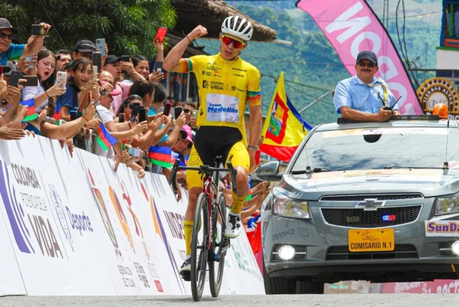 Miguel Ángel López, líder de la Vuelta a Colombia 2023, celebra su victoria en la séptima etapa. Miguel Ángel López, líder de la Vuelta a Colombia 2023.