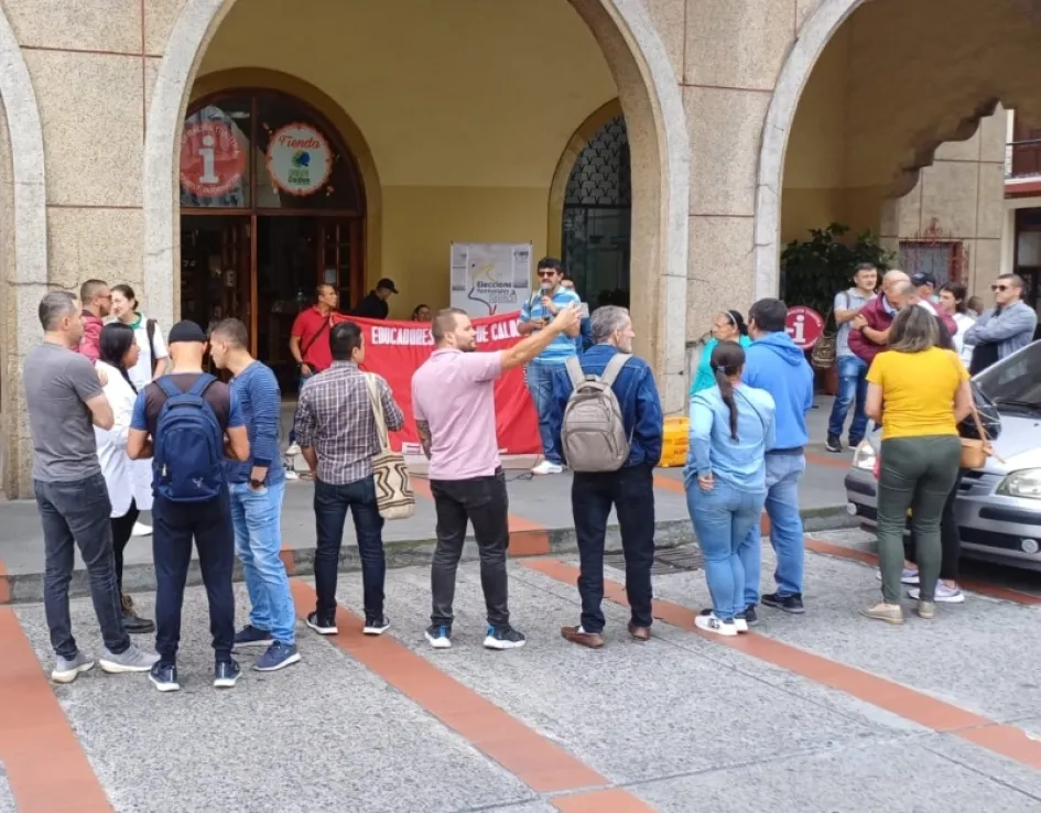 Plantón de docentes este viernes al frente de la sede de la Secretaría de Educación de Caldas. Plantón de docentes este viernes al frente de la sede de la Secretaría de Educación de Caldas.