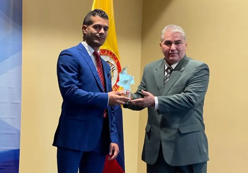 El alcalde de San José (Caldas), Cristian Camilo Alzate, recibe el premio que le otorga la Fundación para el Desarrollo de la Solidaridad y la Inclusión Social. El alcalde de San José (Caldas), Cristian Camilo Alzate, recibe el premio que le otorga la Fundación para el Desarrollo de la Solidaridad y la Inclusión Social.